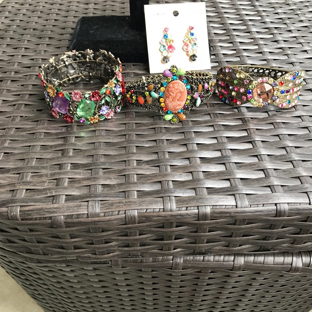 4 pieces of costume jewelry,
